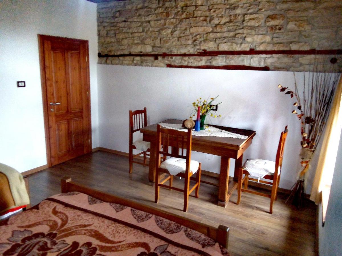 Ruols Guesthouse Гирокастра Экстерьер фото