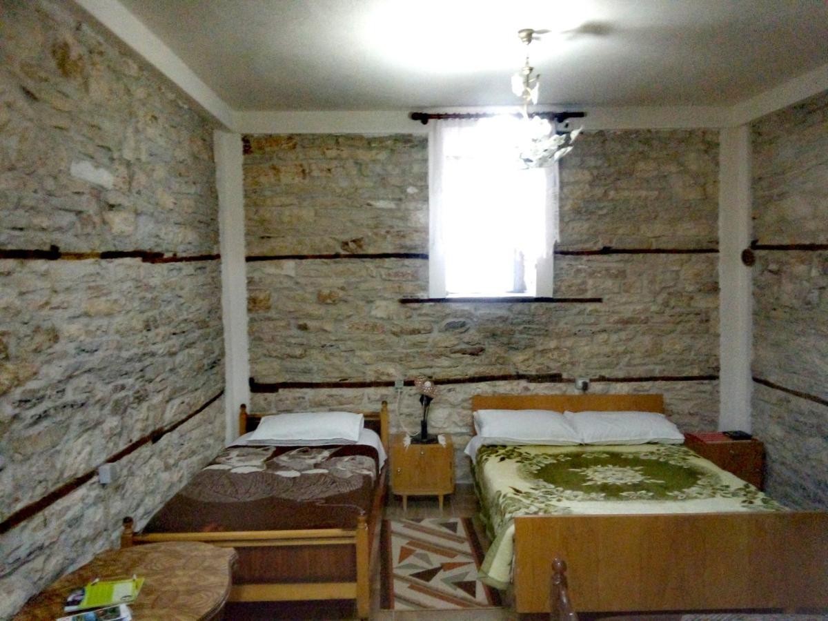 Ruols Guesthouse Гирокастра Экстерьер фото